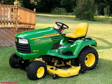 John Deere X475 com ceifador, lado esquerdo.