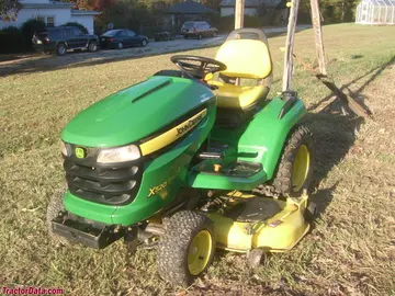 John Deere X520 mit Mähdeck.
