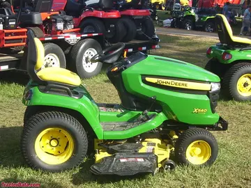 vista del lado derecho de John Deere X540