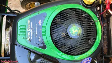 John Deere LA100 engine image