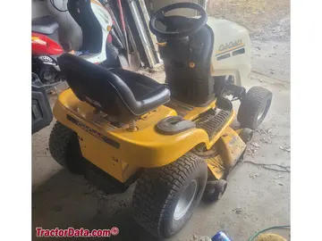 Cub Cadet LT 1040 草坪拖拉机。