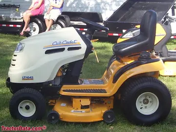 Trator de grama Cub Cadet LT 1042.