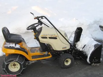 Cub Cadet LT1050 mit Schneeschaufel und Ketten