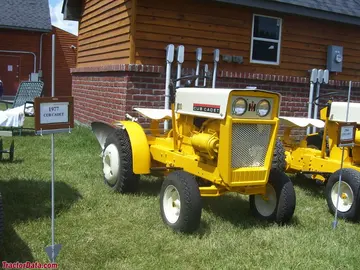 Cub Cadet 100, vista frontal-direita