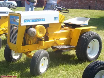 Cub Cadet 102, vista frontal esquerda