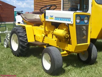 Cub Cadet 122, vista frontal-direita