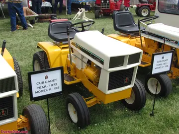 Cub Cadet 108, vista frontal-direita