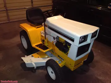 Cub Cadet 109 com plataforma de corte.