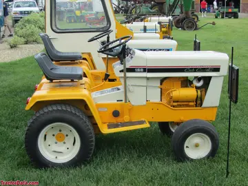 Cub Cadet 128, lado esquerdo