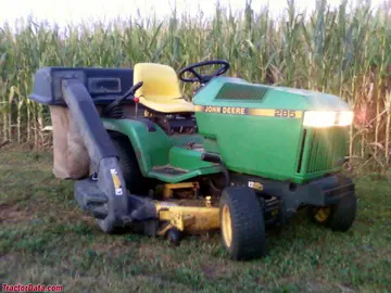John Deere 285 com plataforma de corte e coletor traseiro.