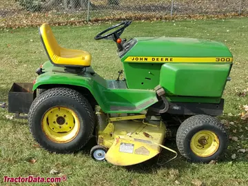 Trator de jardim John Deere 300 com plataforma de corte.