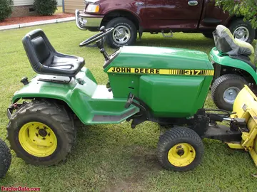 John Deere 317 com lâmina frontal e engate integral.