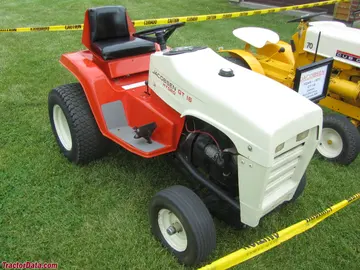 Jacobsen GT-16 花园拖拉机。
