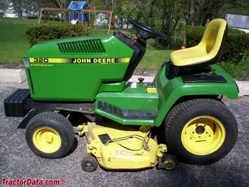 Tractor de jardín John Deere 320, lado izquierdo.
