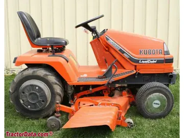 带有割草平台的Kubota G2000花园拖拉机。
