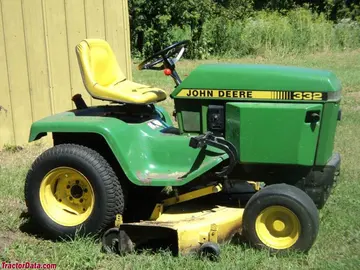 John Deere 332, lado direito.