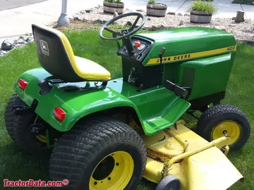 John Deere 400 Gartenfahrzeug mit Mähdeck.