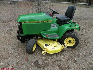 John Deere 425 mit Allradlenkung, linke Seite.