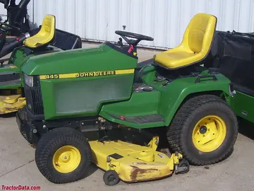 John Deere 445, linke Seite.