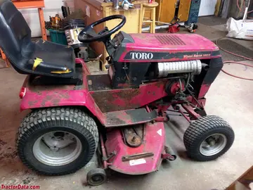 Toro 520-H com plataforma de corte, lado direito.