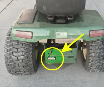 John Deere 335 Seriennummernstandort