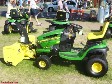 John Deere LA145 con quitanieves delantero.