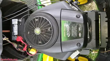 John Deere LA175 engine image