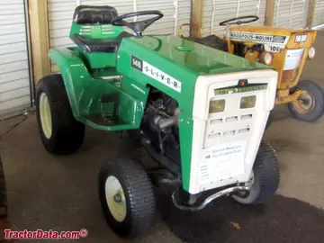 Tractor Oliver Town and Country 145 para jardinagem.