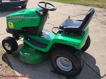 Trator de grama Sabre 1438HS.