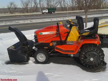 Scotts S2048 com lâmina de neve frontal.
