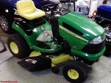 Trator de grama John Deere 115, lado direito.
