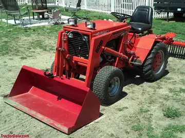 Ingersoll 6018 con cargador frontal y rastrillo de paisaje.