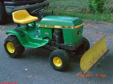 John Deere 111H con pala frontal y cadenas para neumáticos.