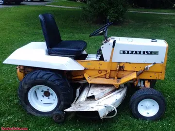Gravely 432 配有割草平台。
