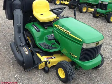 John Deere LX279 mit 122 cm Mäherdeck und PowerFlow-Sammelsystem.