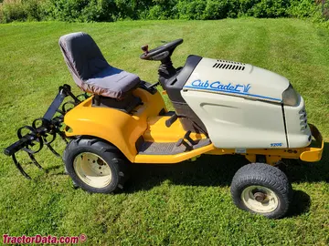 Cub Cadet 3206 Gartentraktor mit Anbauwerkzeugträger.