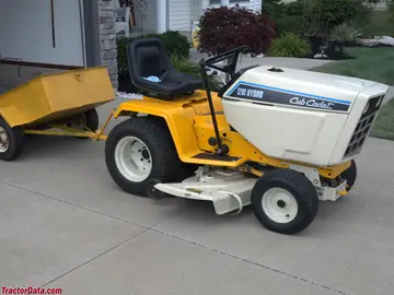 Cub Cadet 1210 mit Kippwagen.
