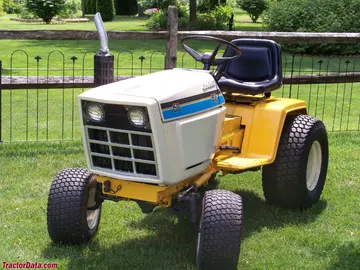 Cub Cadet 1572, vista frontal esquerda.