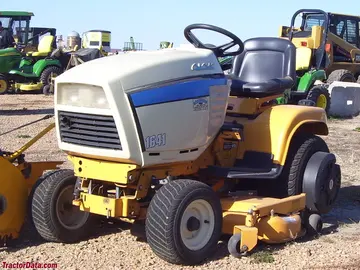 Cub Cadet 1641, lado esquerdo.
