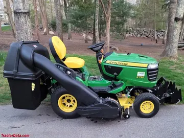 John Deere X730 mit Mähdeck und Rückensammler, rechte Seite.