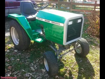 Massey Ferguson 320GTX Garten-Traktor mit Sonderlackierung und Scheinwerfern.