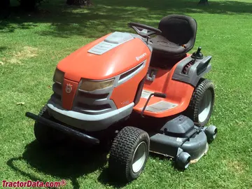 Husqvarna LGT2554 Rasentraktor, Frontansicht links.