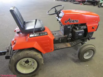 配备犁的Ariens GT17。