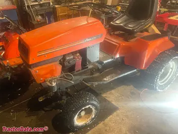 Ariens GT18 花园拖拉机，左侧。
