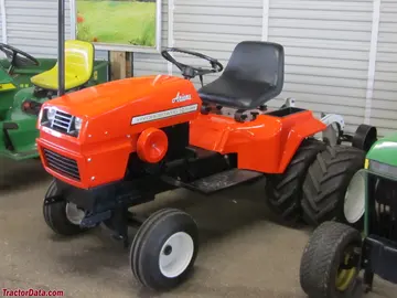 Ariens S-14H 配有犁和双轮，左侧。