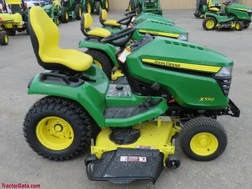 John Deere X590 mit Mähdeck.