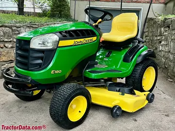 John Deere E180 Rasentraktor.