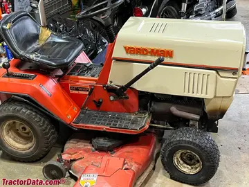 Tractor de césped Yard-Man 13705 con plataforma de corte.
