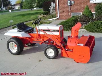 Gravely 816S 配有扫雪机。