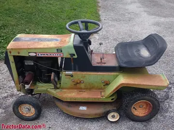 MTD Lawn Flite 134-380A Rasentraktor, linke Seite.